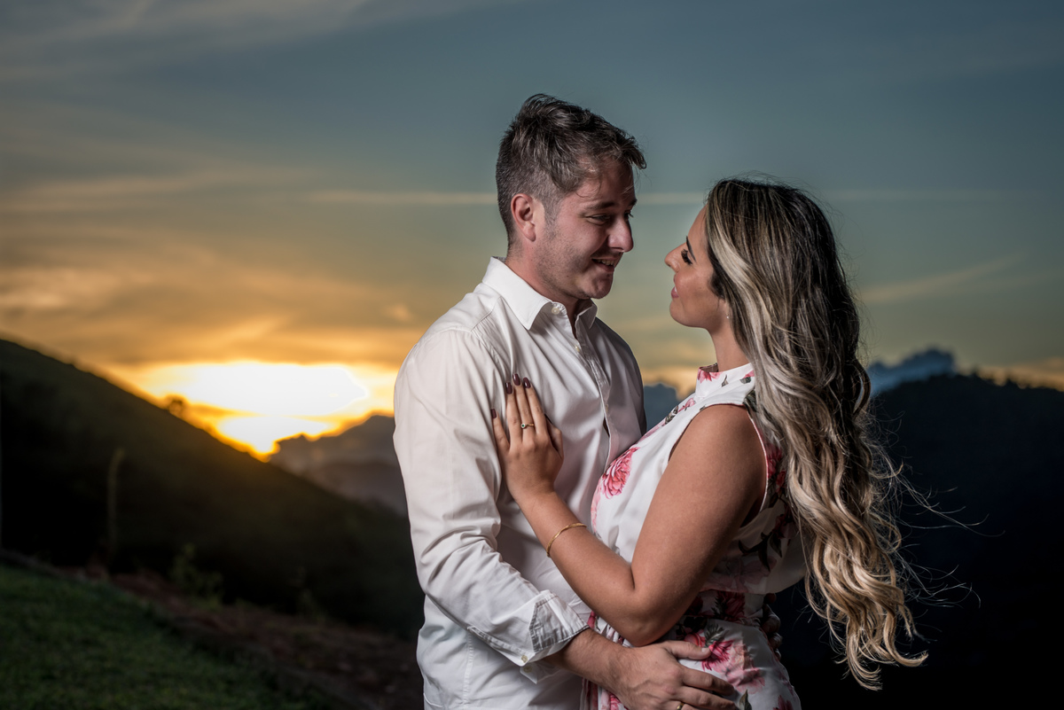 Ensaio pré-wedding na campo ambiente externo