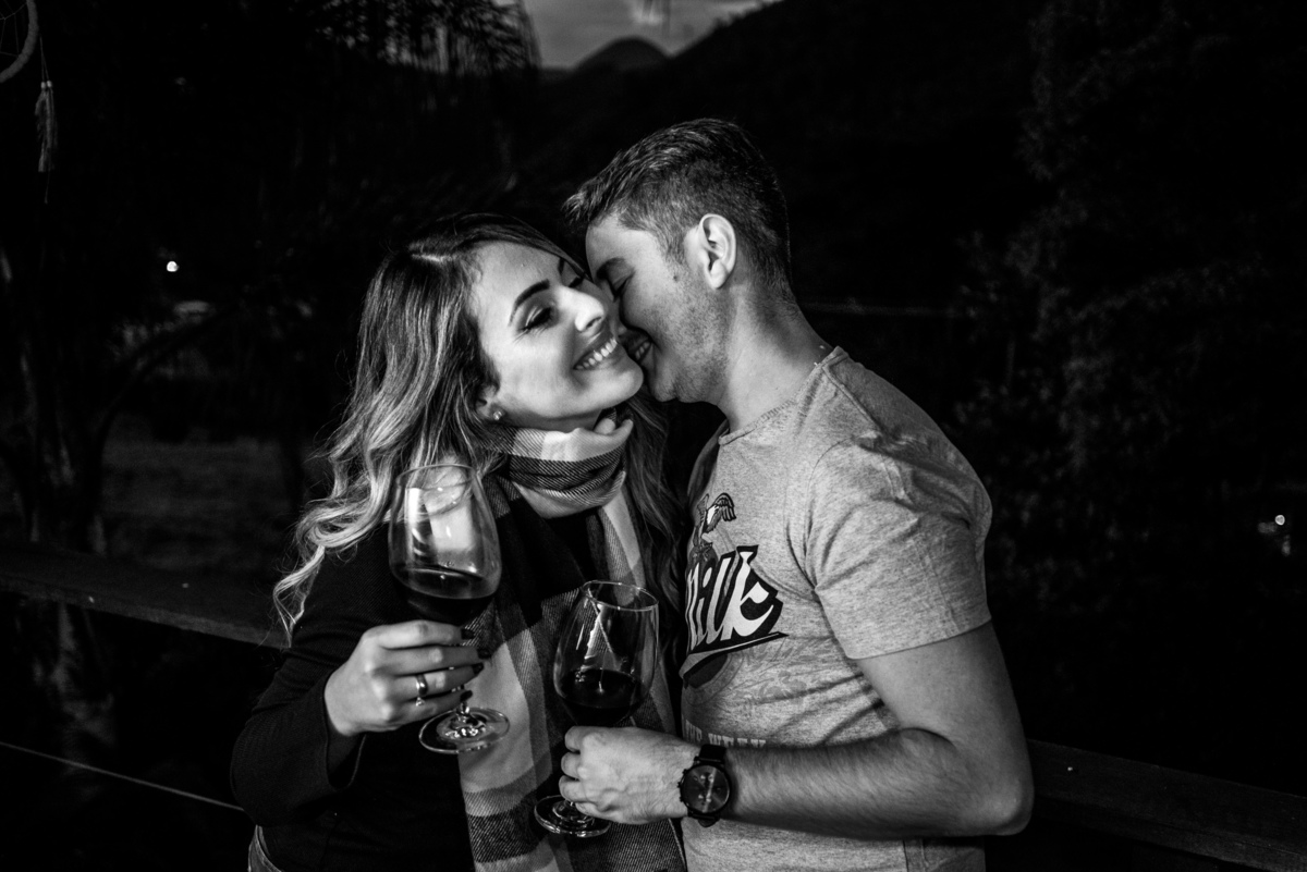 Ensaio pré-wedding na campo ambiente externo preto e branco