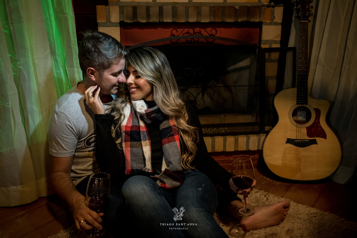 Ensaio pré-wedding na campo ambiente interno lareira