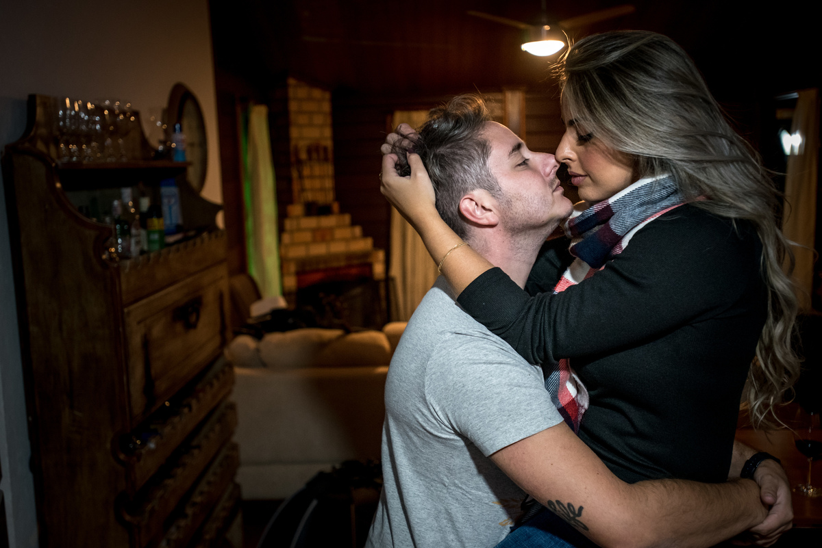 Ensaio pré-wedding na campo ambiente interno lareira