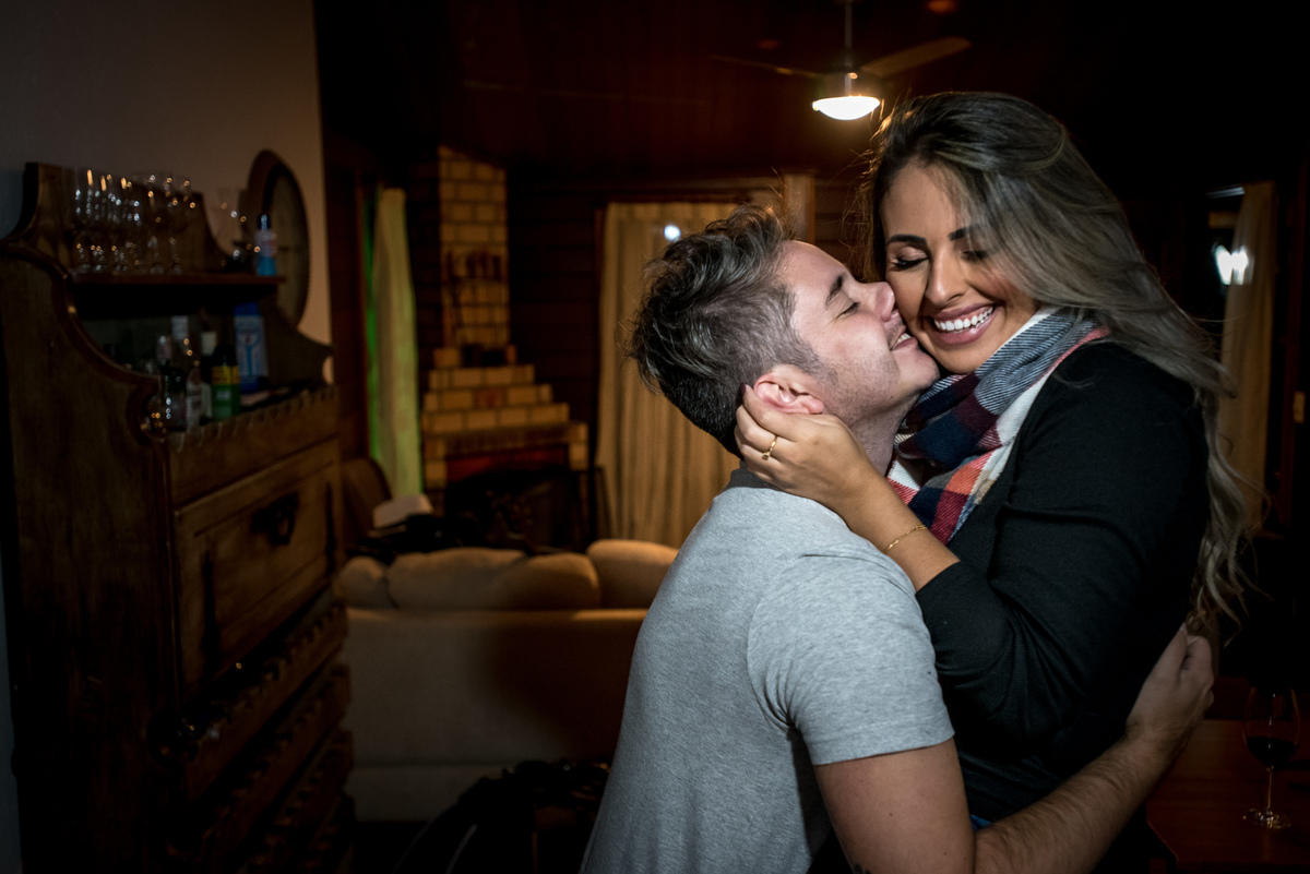 Ensaio pré-wedding na campo ambiente interno lareira