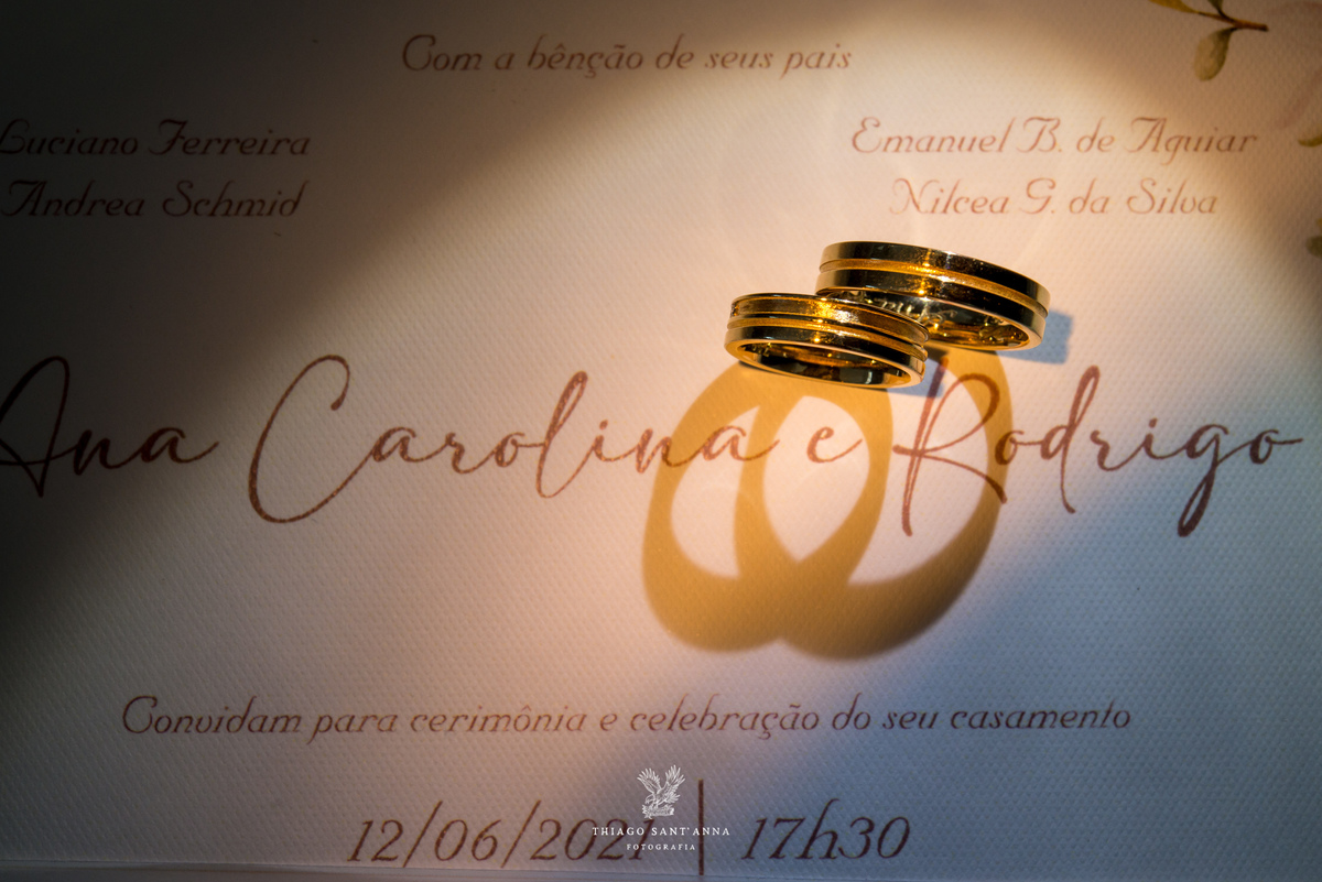 alianças sobre convite de casamento