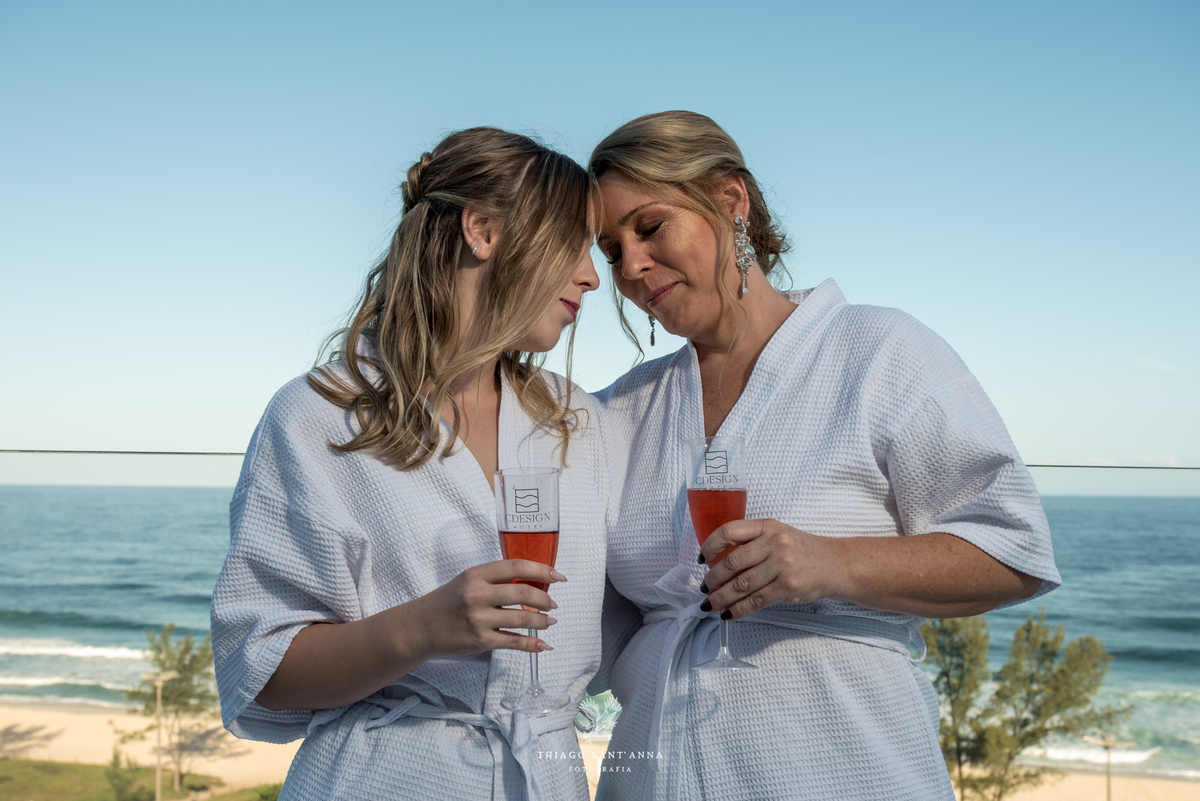 noiva e sua mãe paisagem praia ao fundo