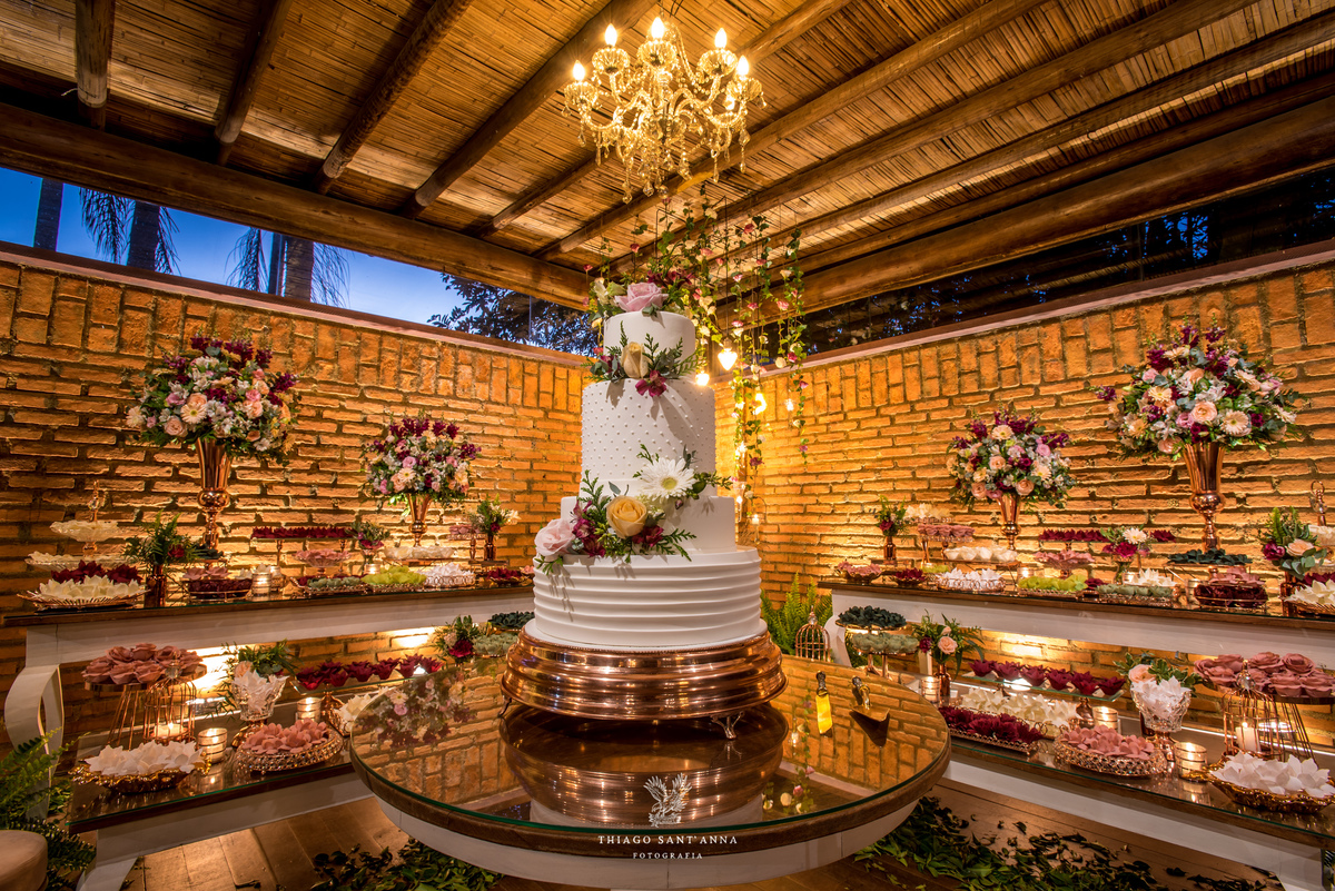 decoração casamento dourado flores tons de rosa lustre