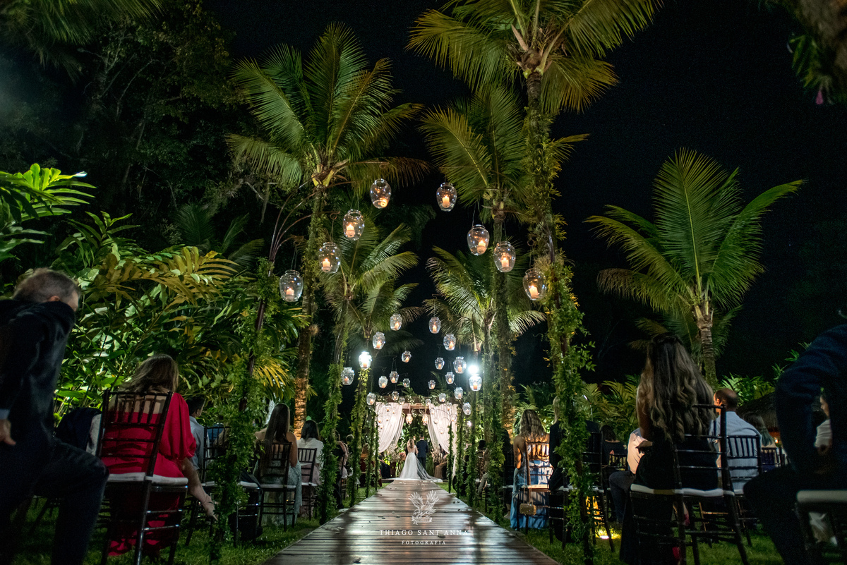 noivos no altar ambiente externo coqueiros luminárias velas