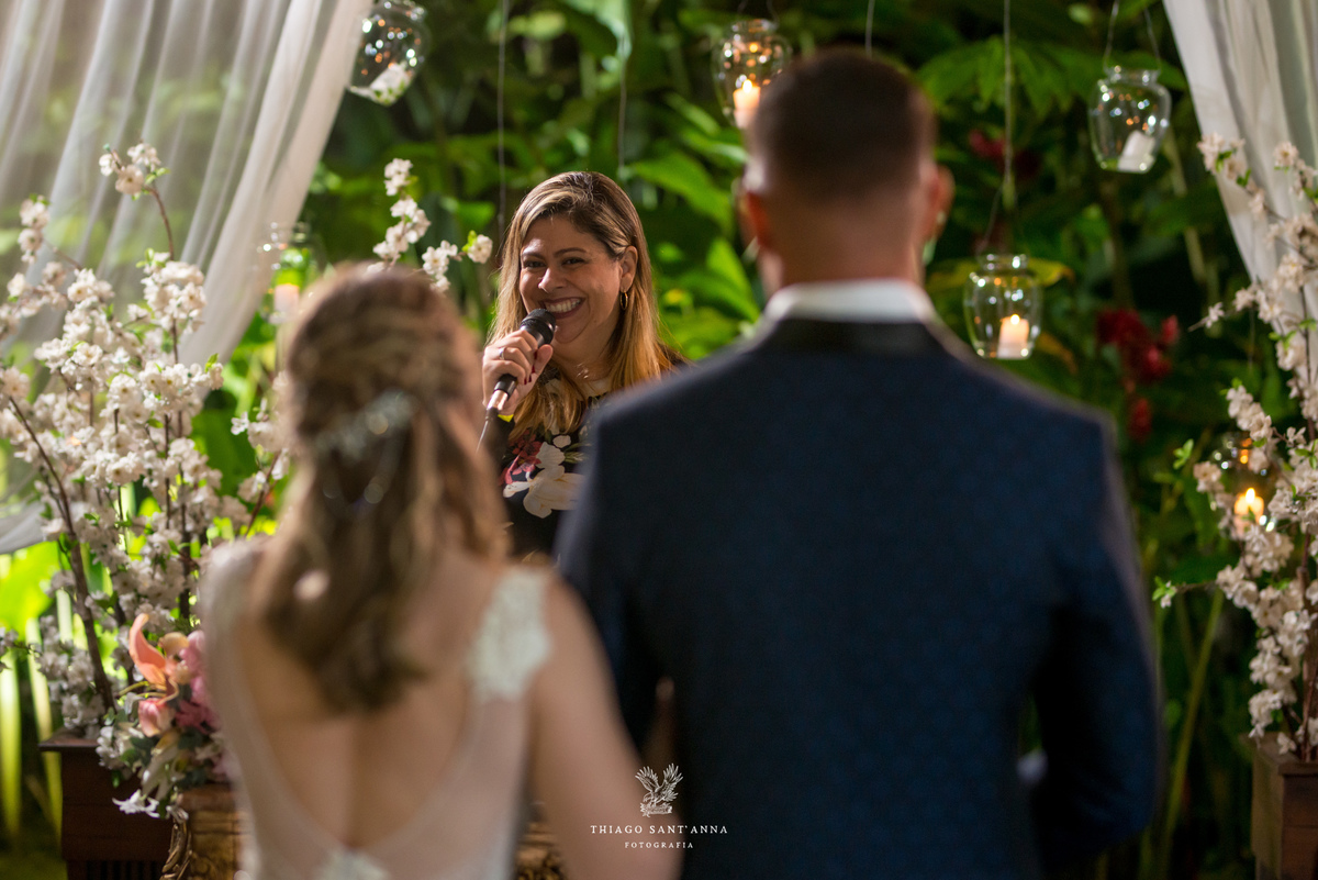 noivos no altar cerimônia casamento vegetação ao fundo