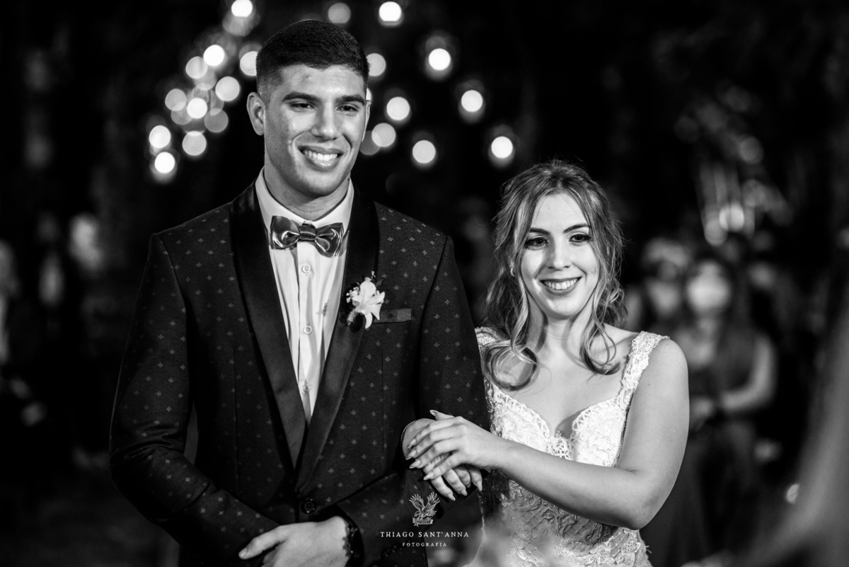 noivos sorrindo no altar preto e branco