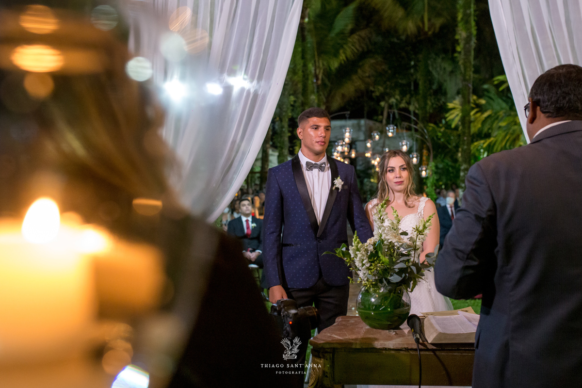 noivos no altar atentos cerimônia de casamento