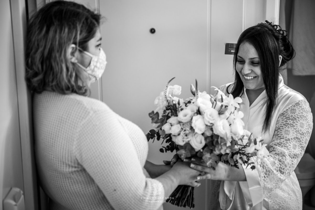 noiva recebe buque sorri