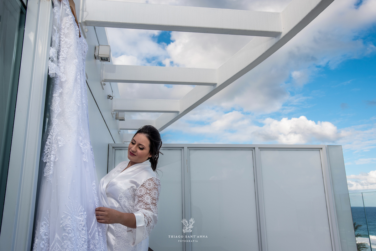 noiva admira seu vestido