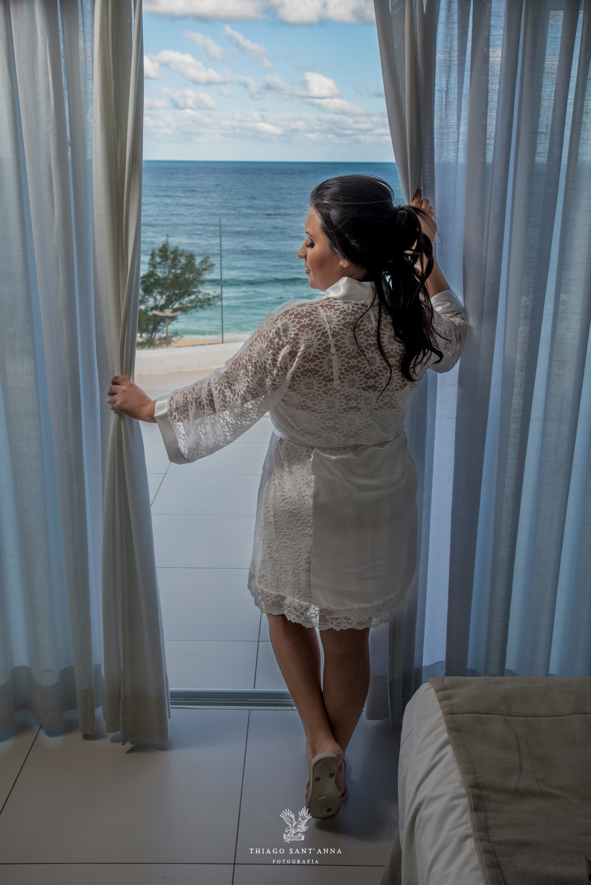 noiva segura cortina admira paisagem