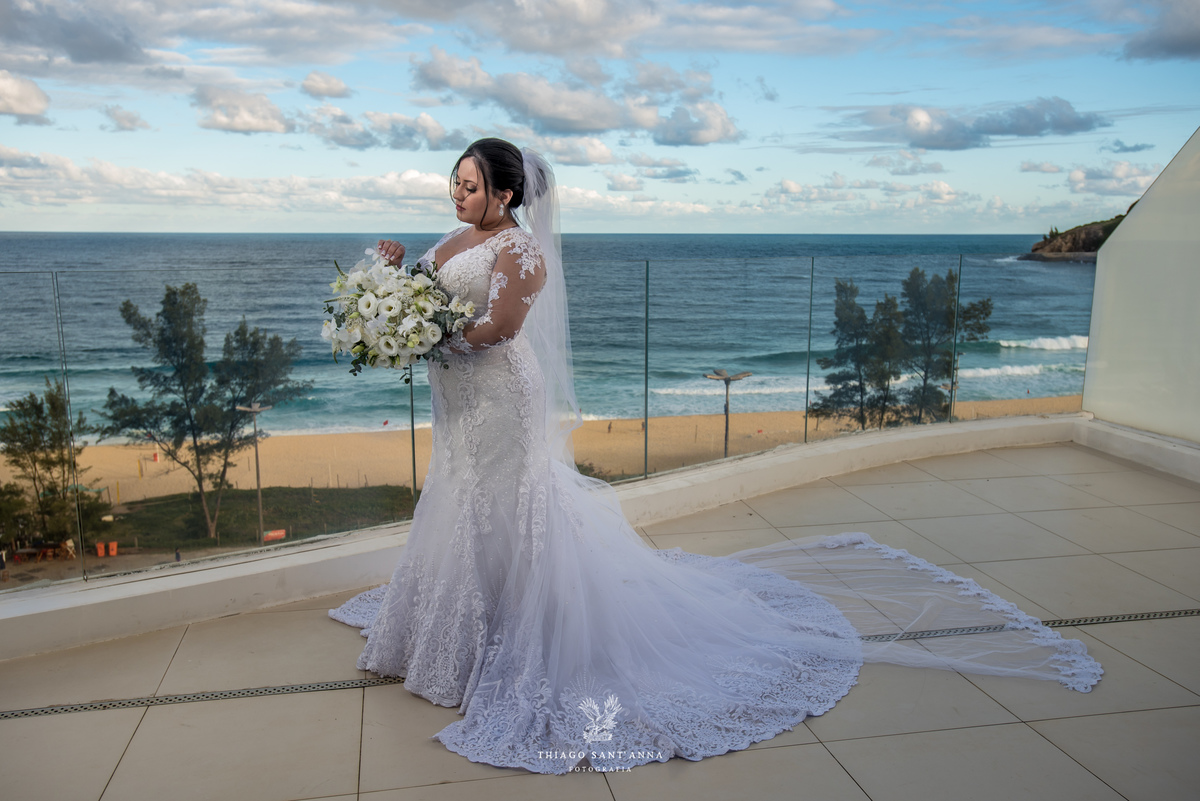 noiva admira seu buque paisagem praia