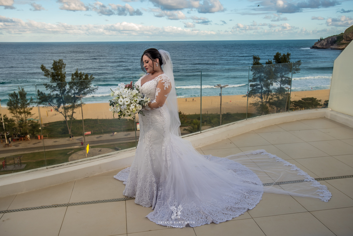 noiva admira seu buque paisagem praia