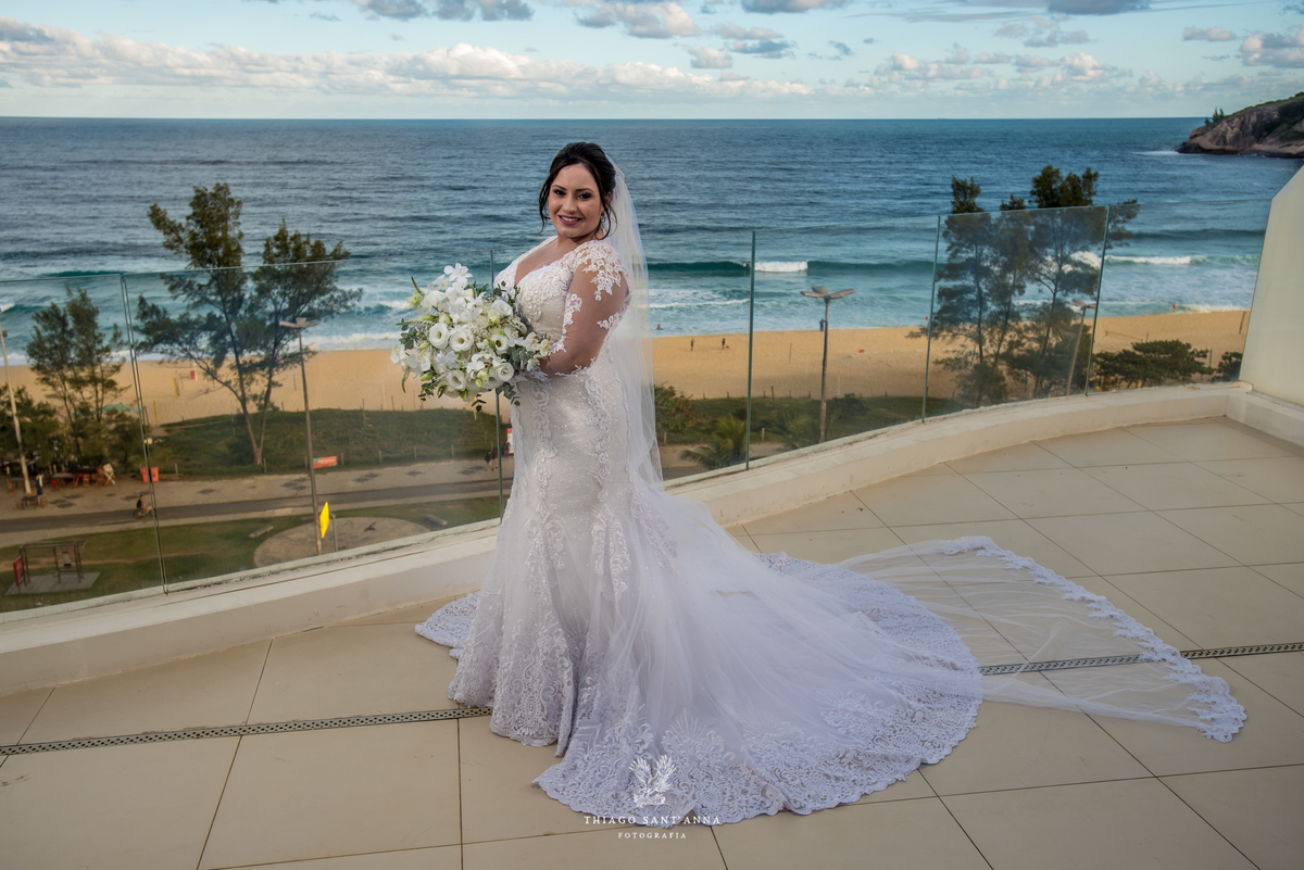 noiva sorri paisagem praia