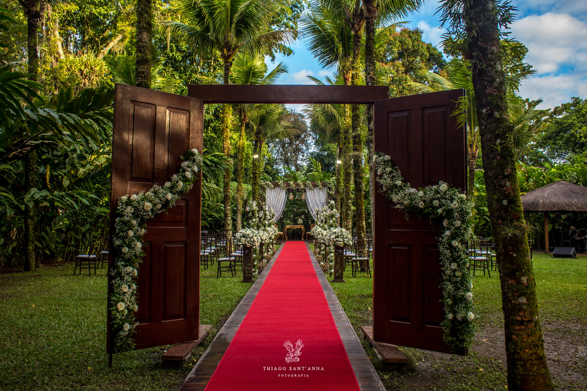 portal madeira decoração flores brancas tapete vermelho