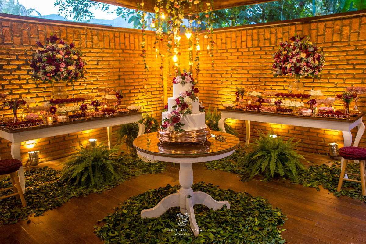 Decoração casamento flores e plantas naturais luz amarela