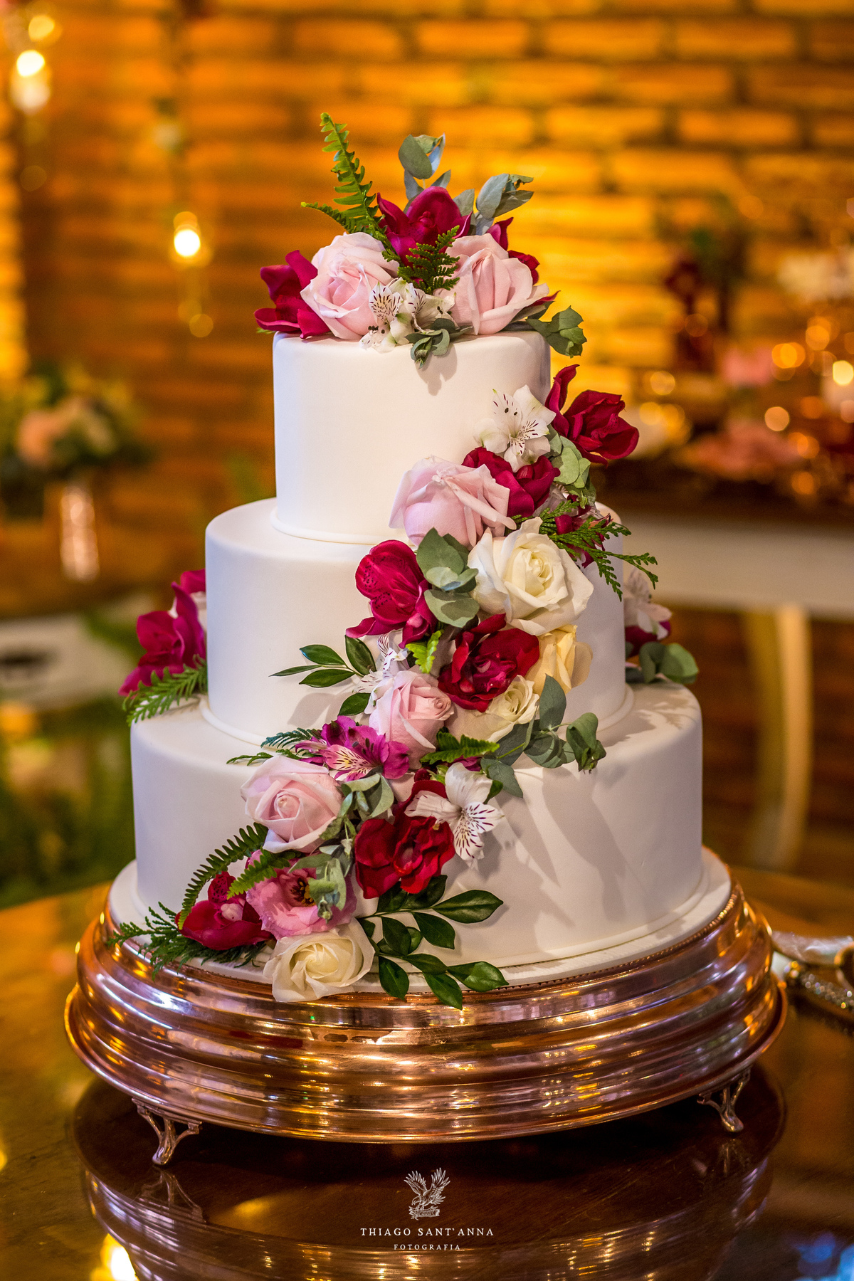 bolo branco decoração flores naturais tons de rosa e amarelo