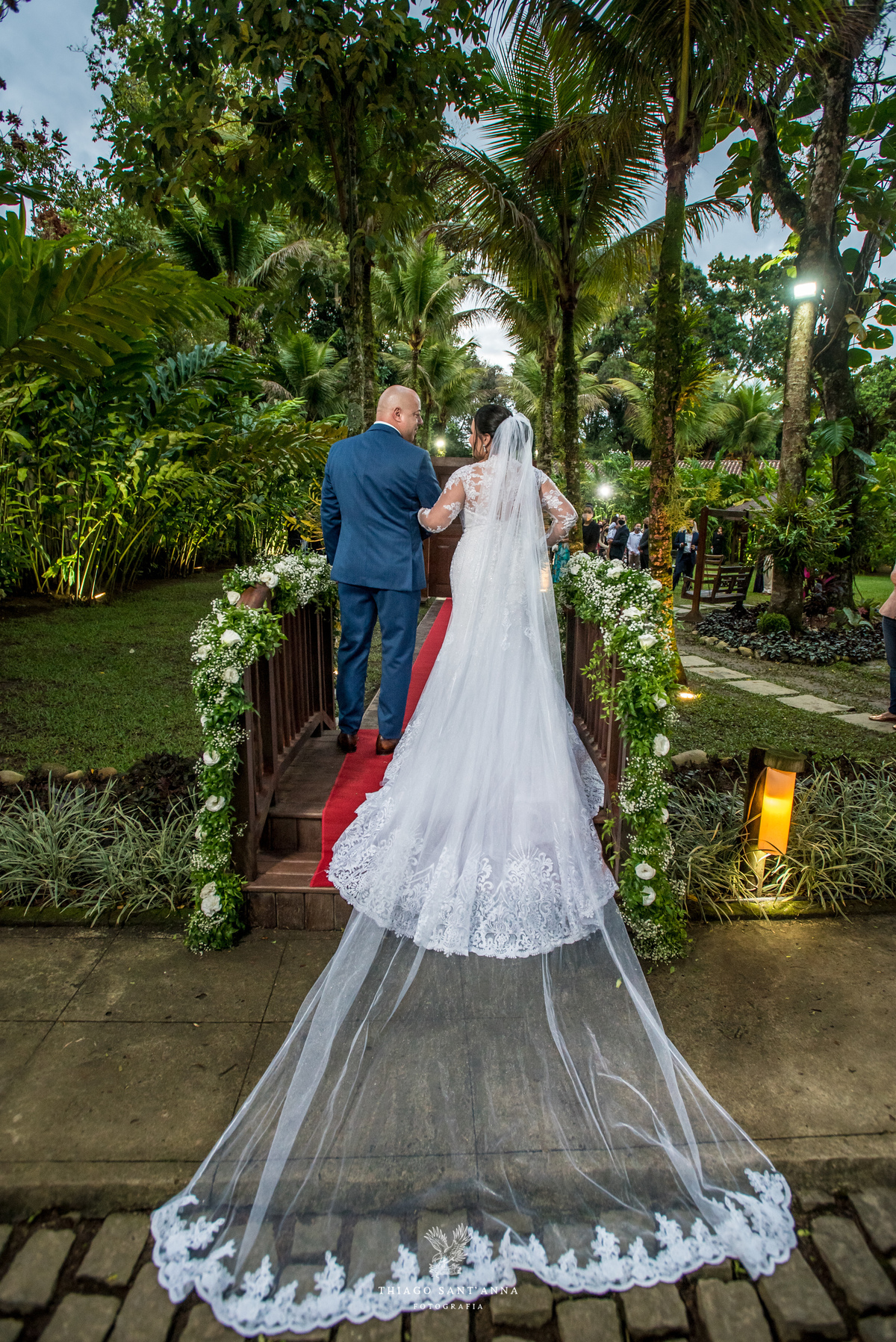 entrada da noiva com seu pai ambiente externo vegetação flores brancas