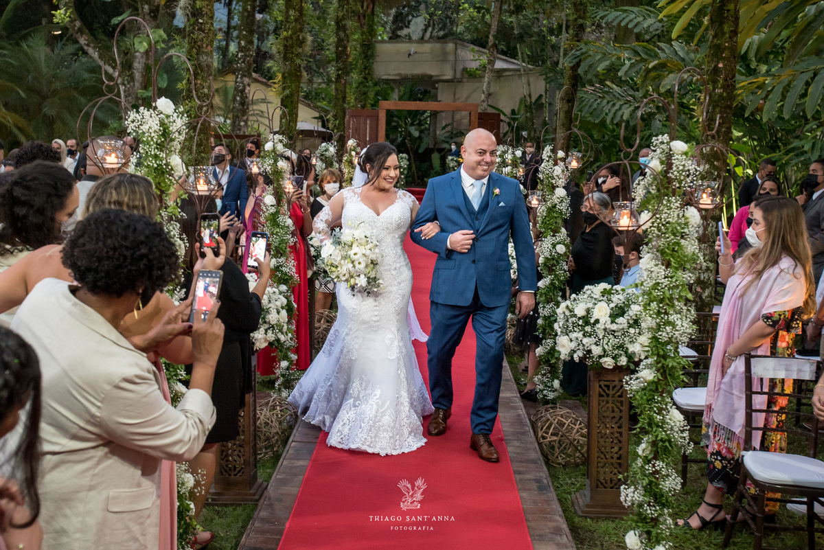 entrada da noiva com seu pai decoração flores brancas 