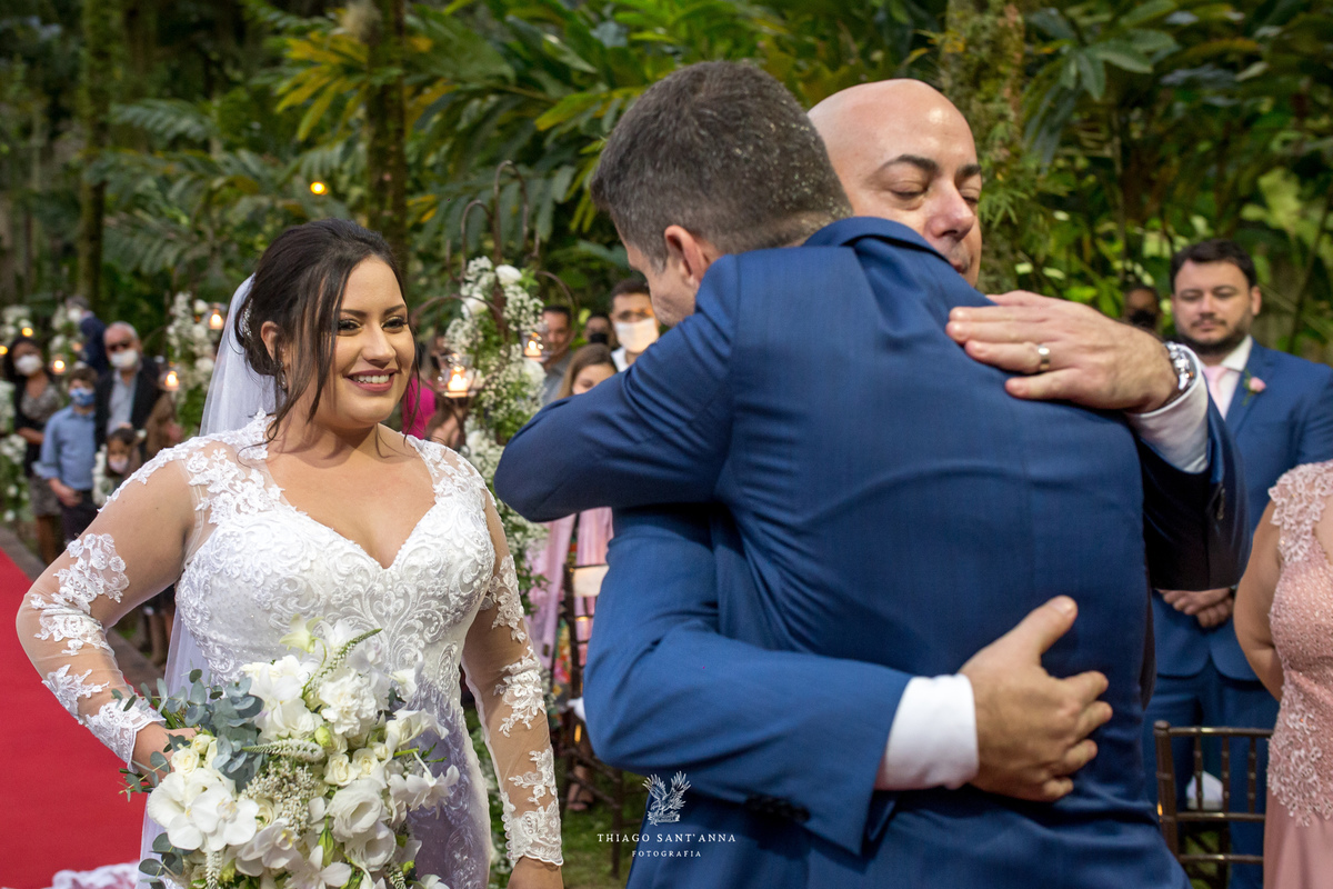 noiva abraça pai da noiva noiva sorri