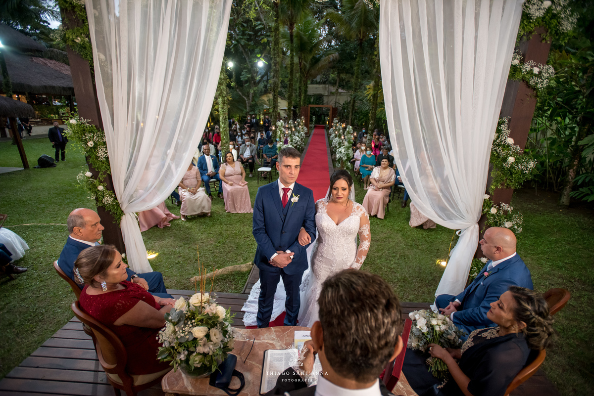 noivos no altar familiares observam no altar