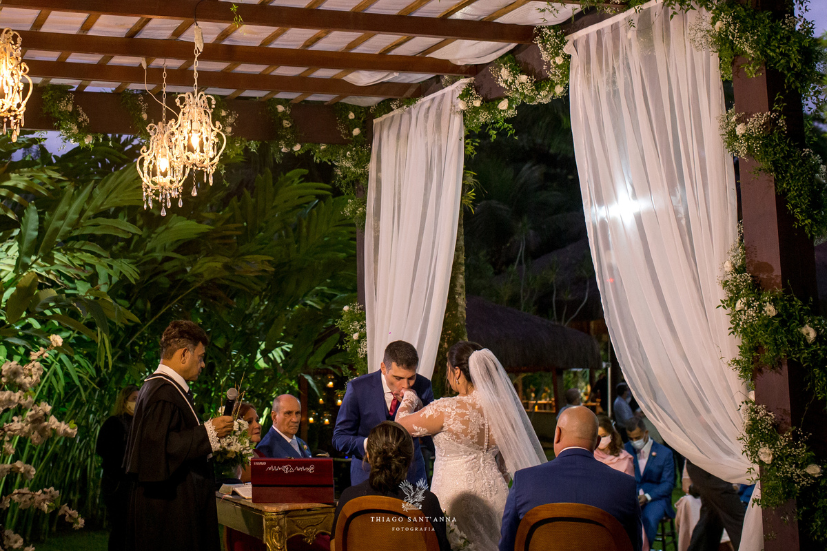 noivos no altar noivo beija mão da noiva