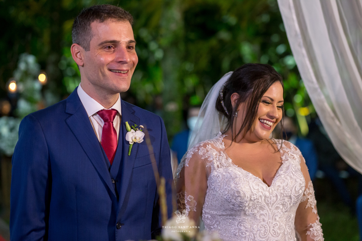 noivos sorrindo no altar 