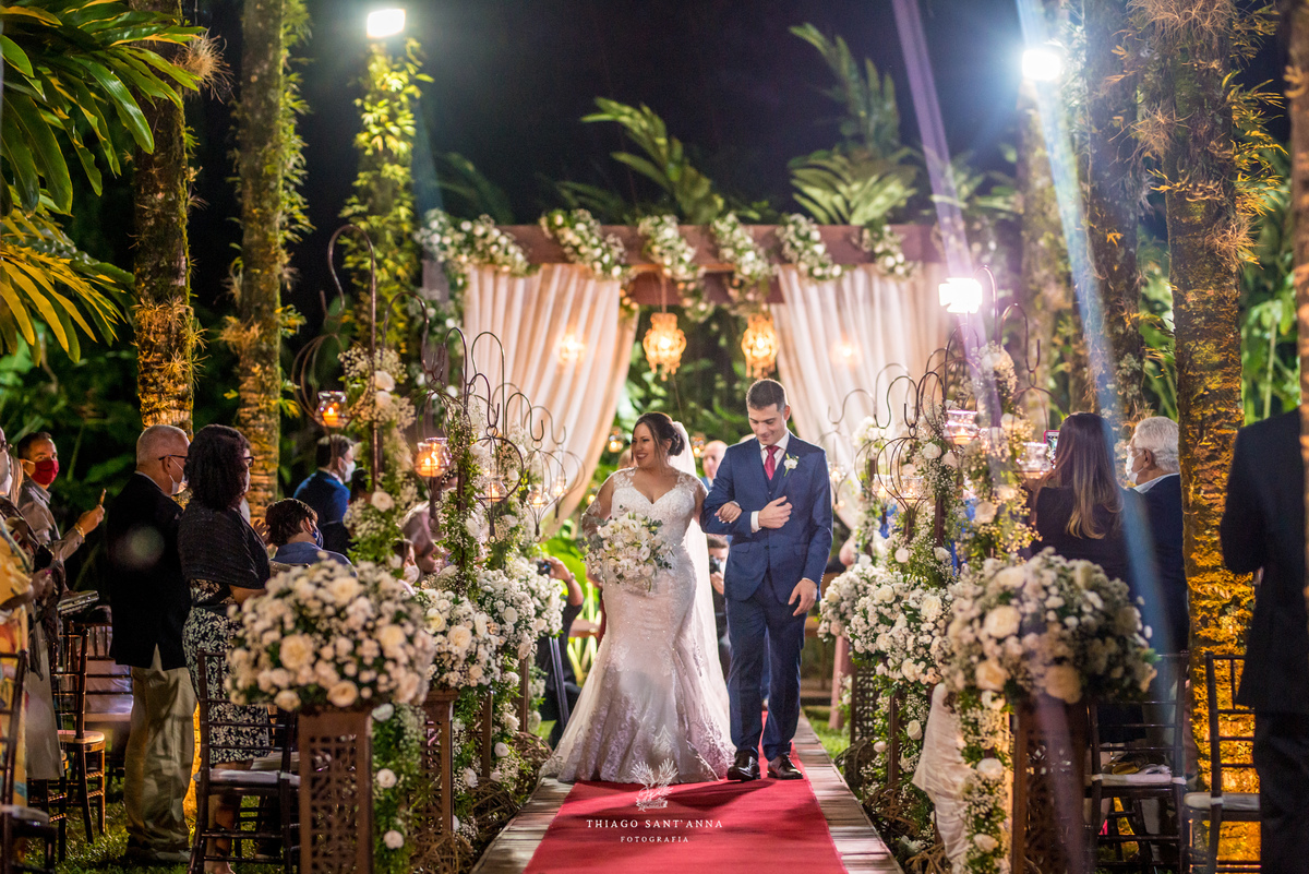 saída dos noivos decoração flores brancas