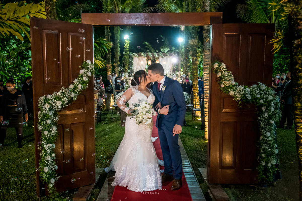 beijo dos noivos arco porta madeira flores preto e branco