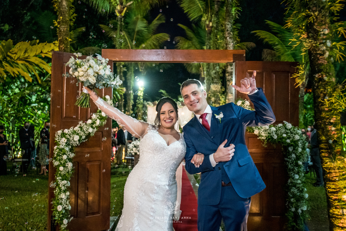 noivos sorrindo comemoram 