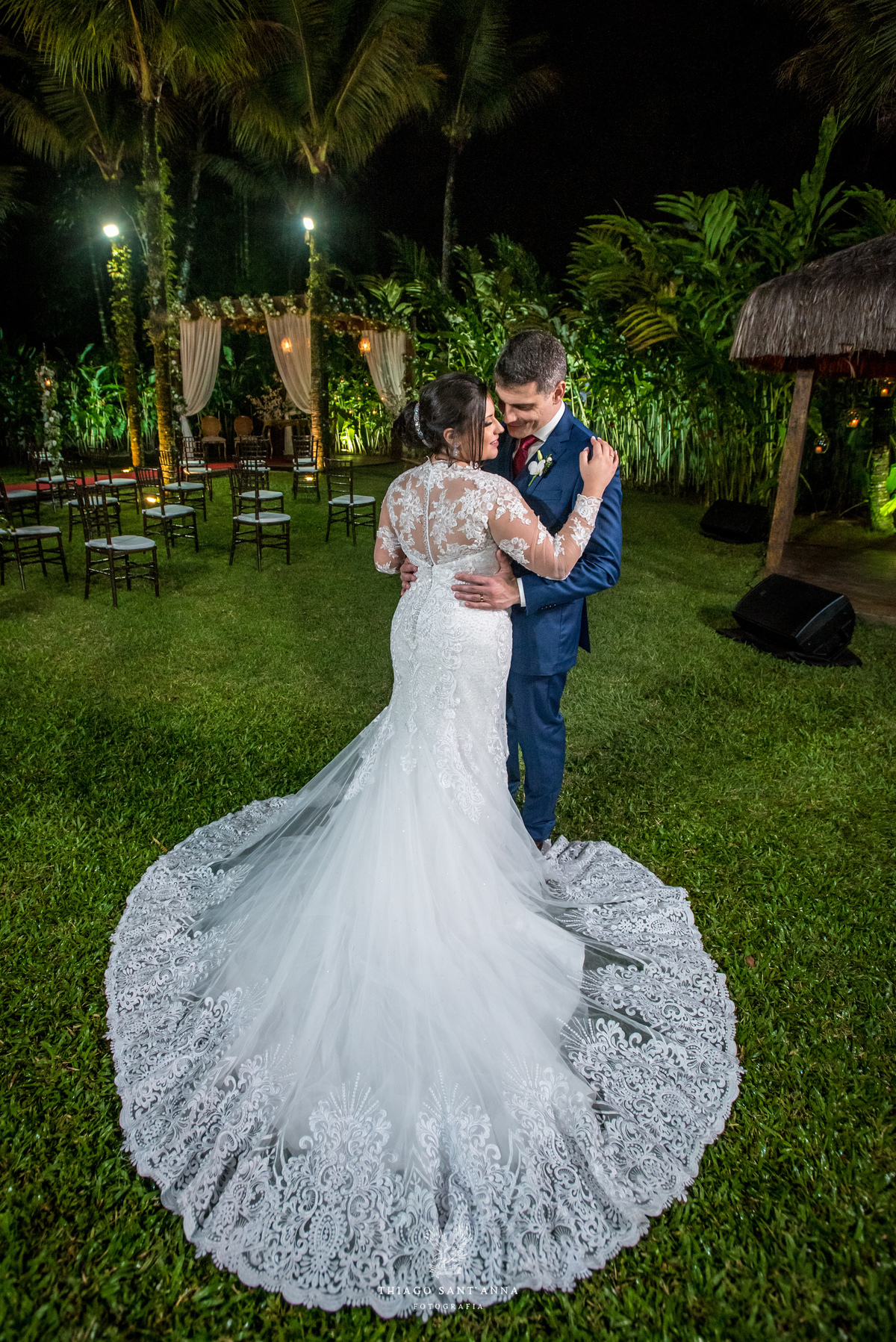 noivos se abraçam gramado