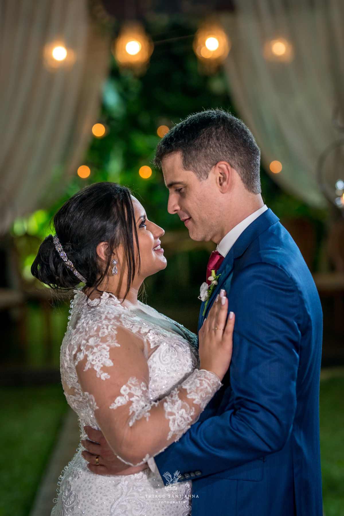 noivos abraçados se observam 