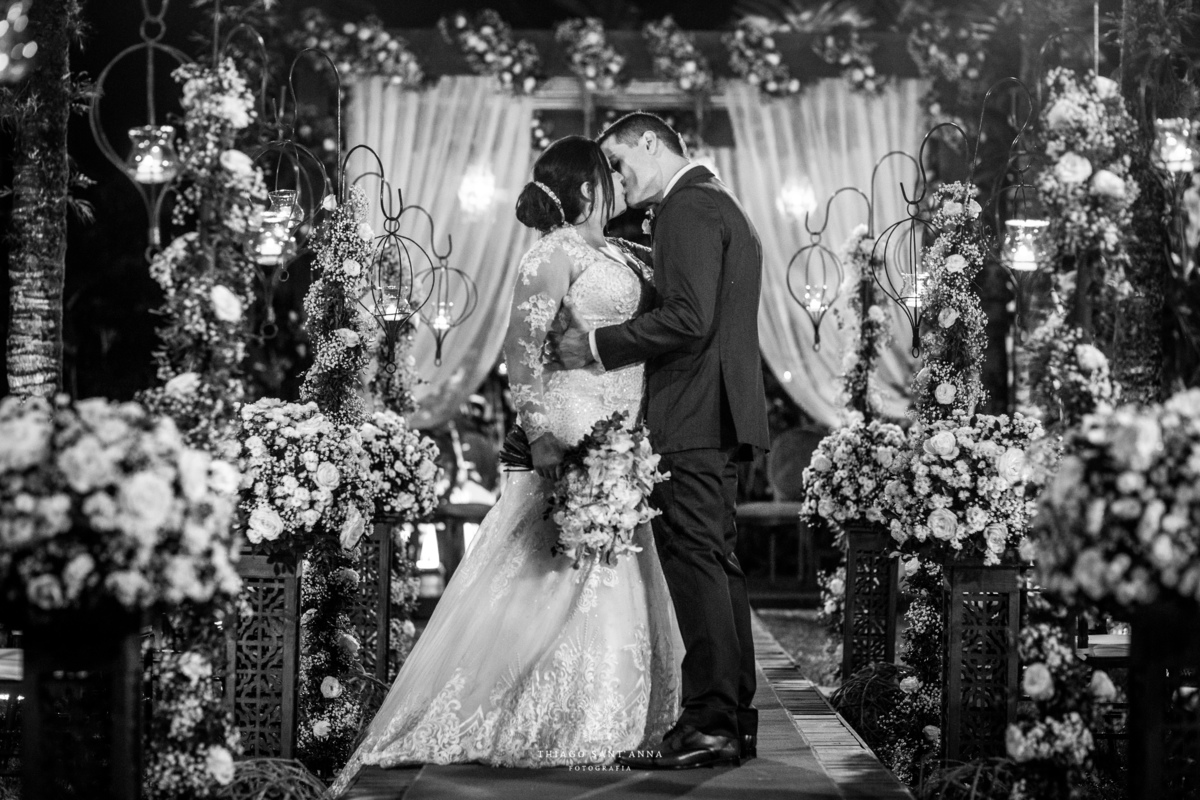 beijo dos noivos preto e branco
