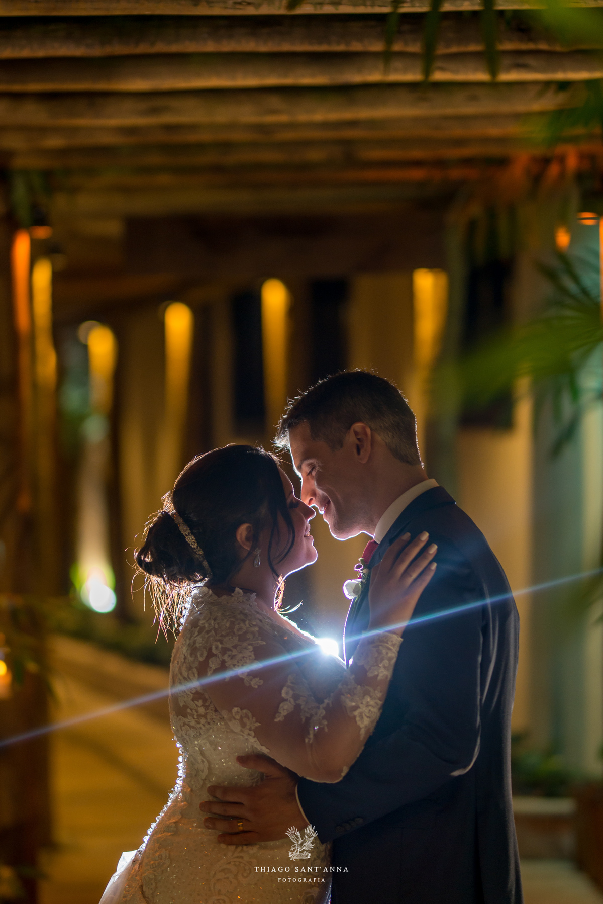 noivos abraçados sorrindo