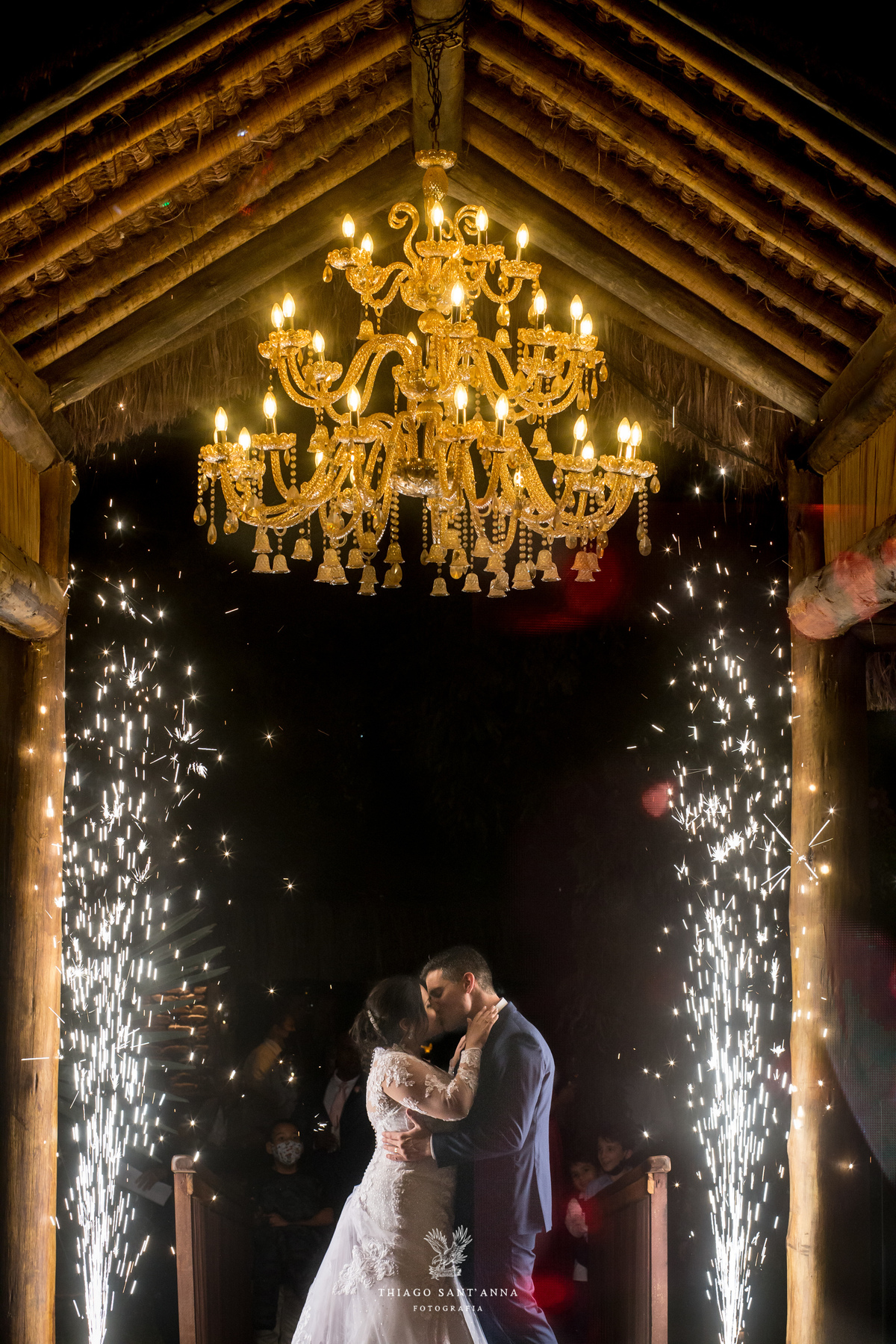 noivos se abraçam entre faíscas 