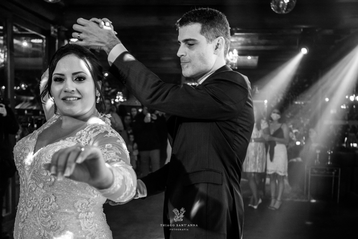 dança dos noivos na pista preto e branco
