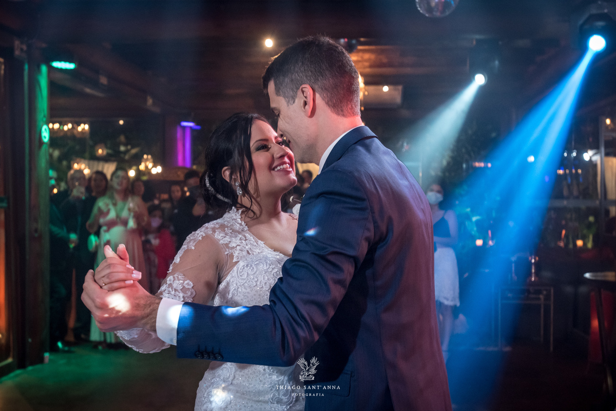 dança dos noivos noiva sorri luzes pista