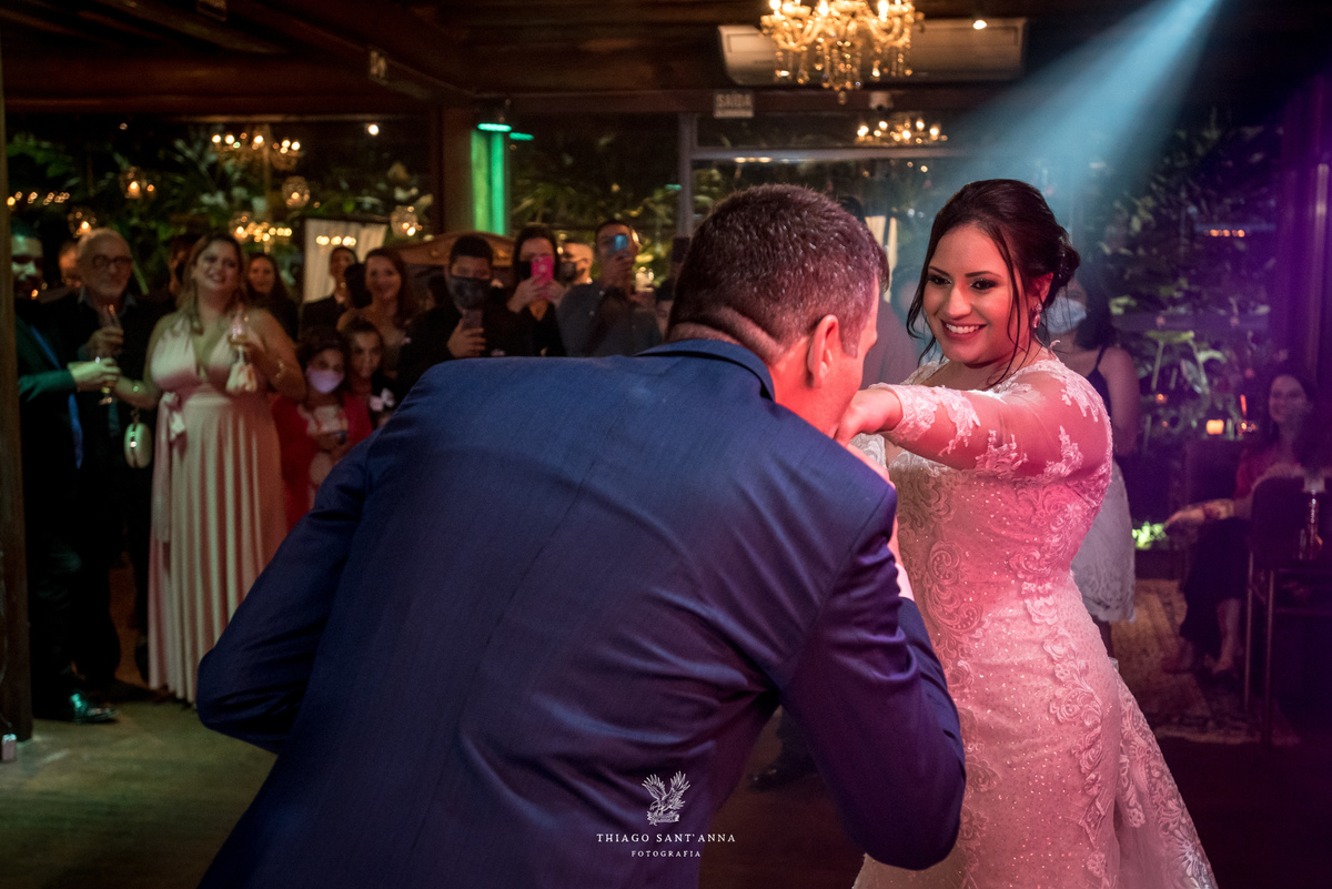 dança dos noivos noivo beija mão da noiva sorri