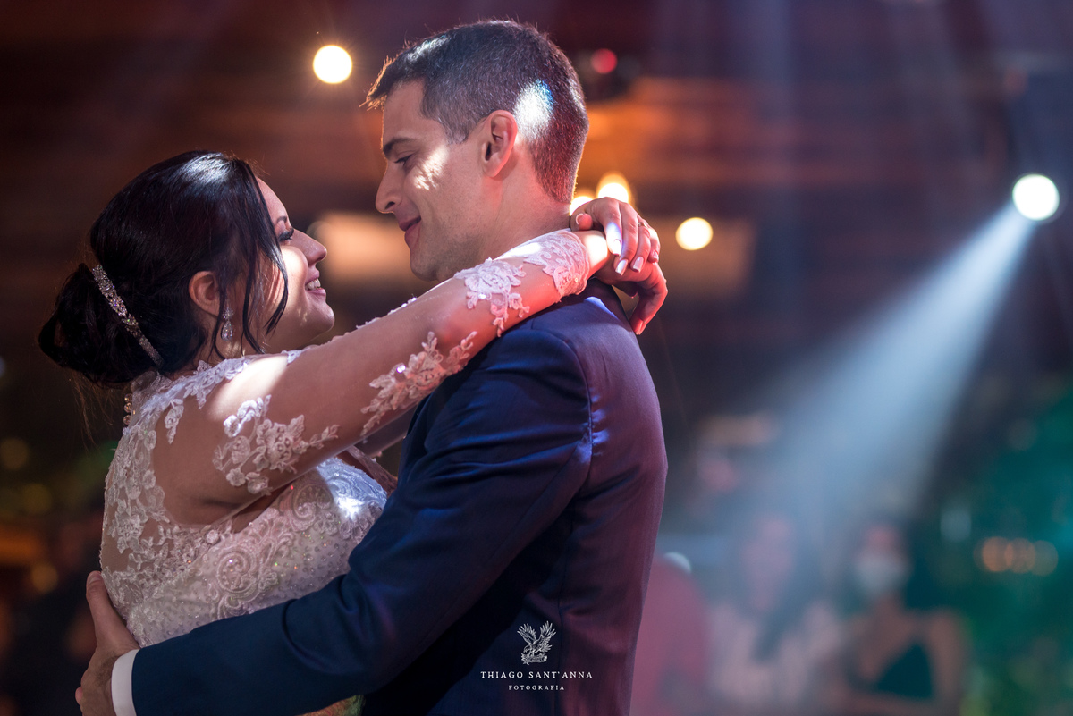 dança dos noivos abraçados pista dança luzes