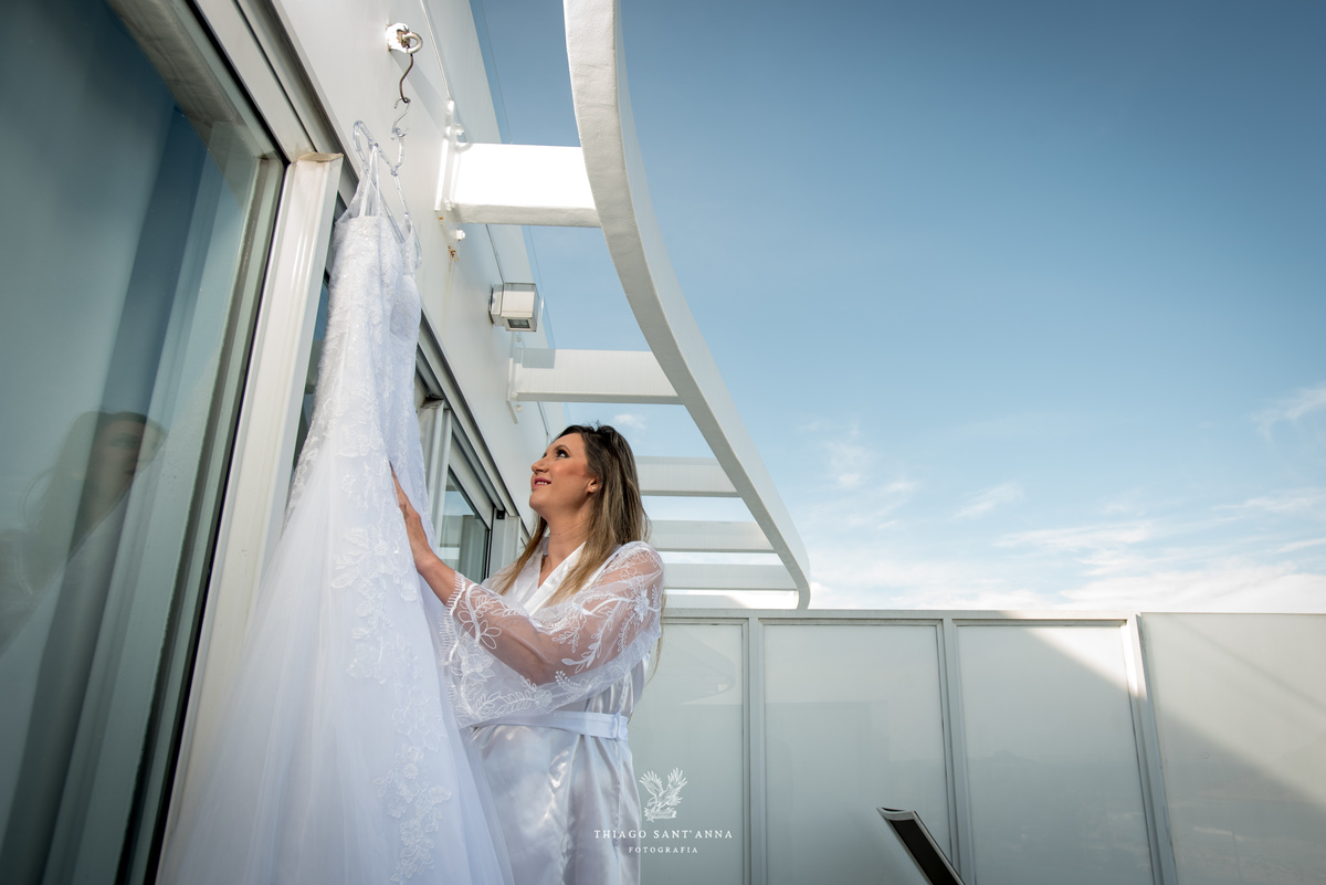 noiva admira seu vestido making of