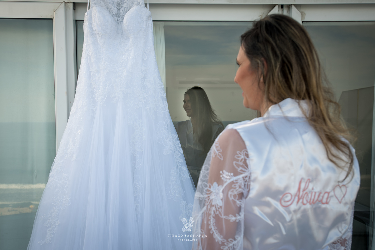 noiva admira seu vestido making of