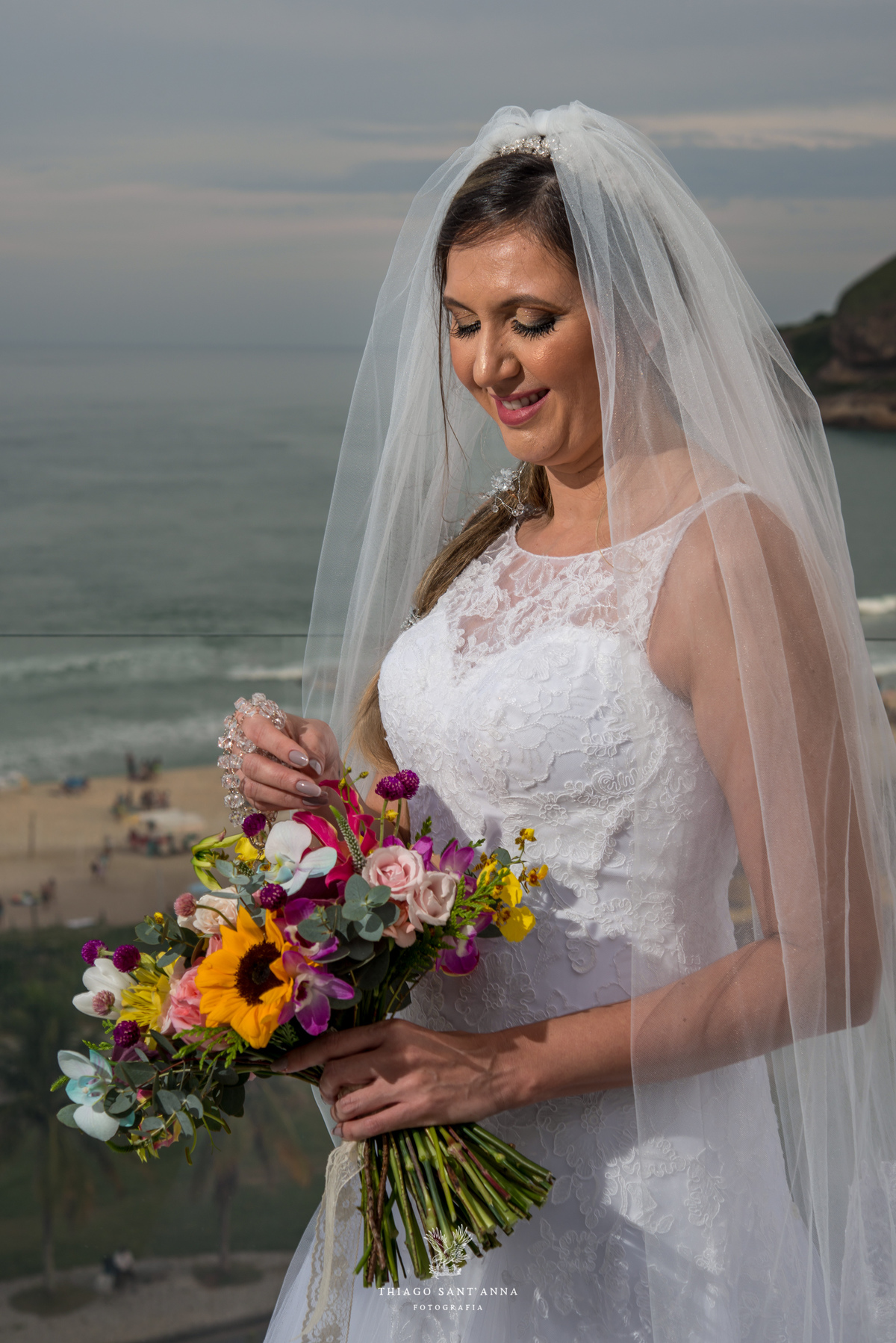 noiva sorri buque vestido véu paisagem praia