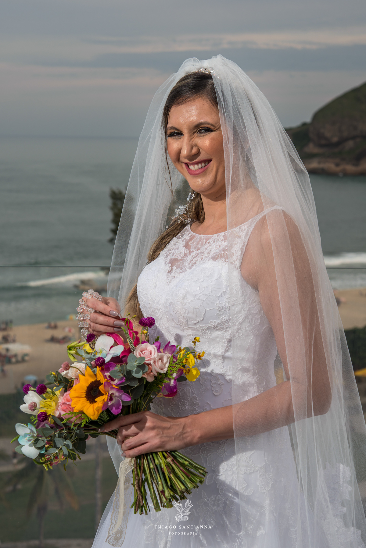 noiva sorri buque vestido véu paisagem praia