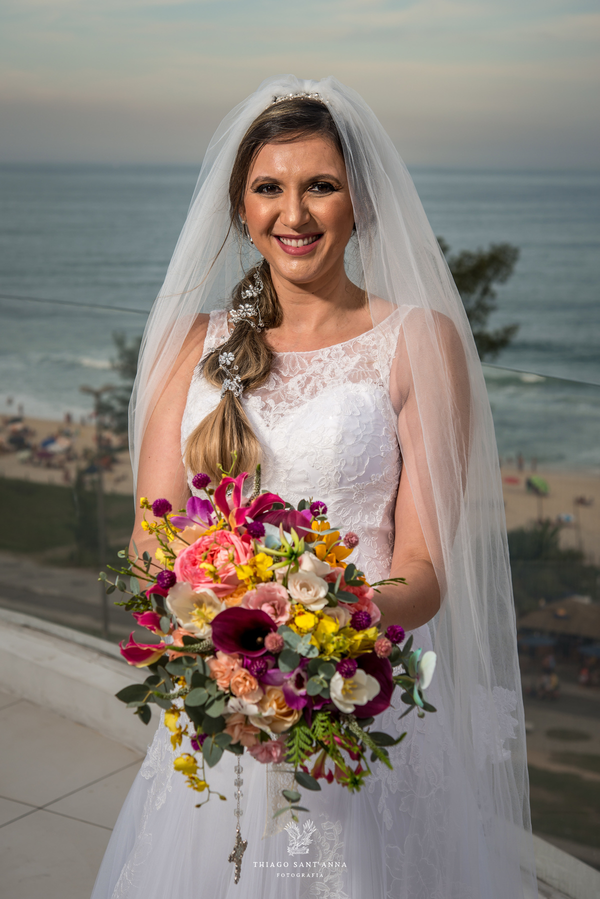 noiva sorri buque vestido véu paisagem praia