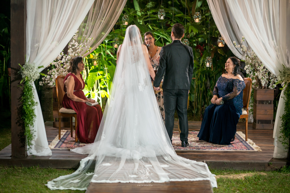 noivos no altar cerimônia