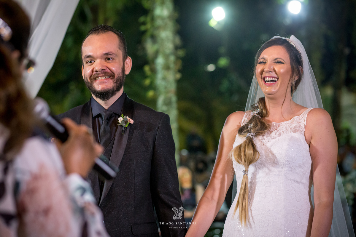 noivos no altar noiva sorri