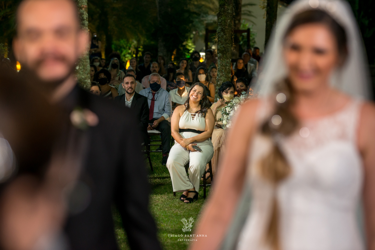 noivos no altar foco convidados ao fundo