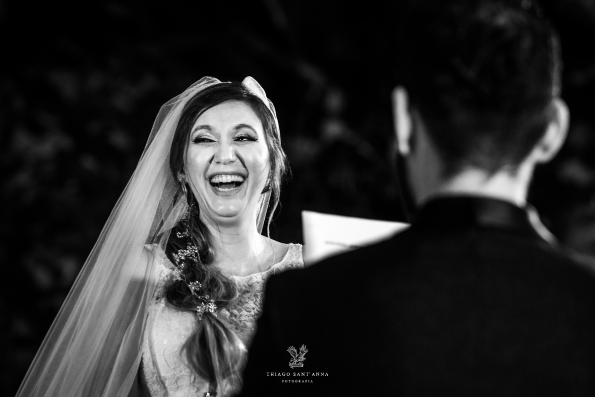 noiva sorrindo preto e branco