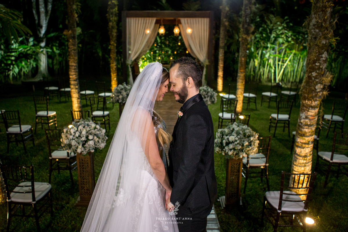 pós cerimônia noivos gramado decoração ao fundo