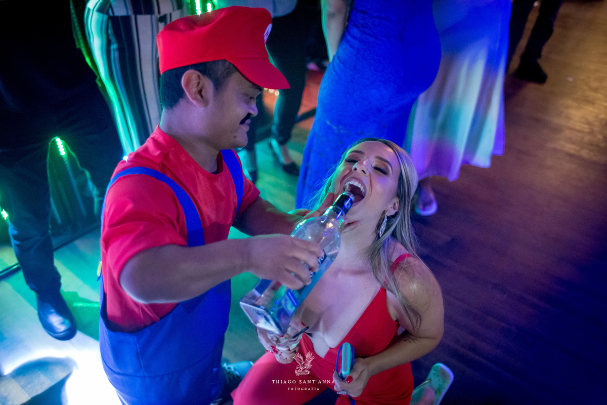 anão vestido de Mário derrama vodka na boca de convidada